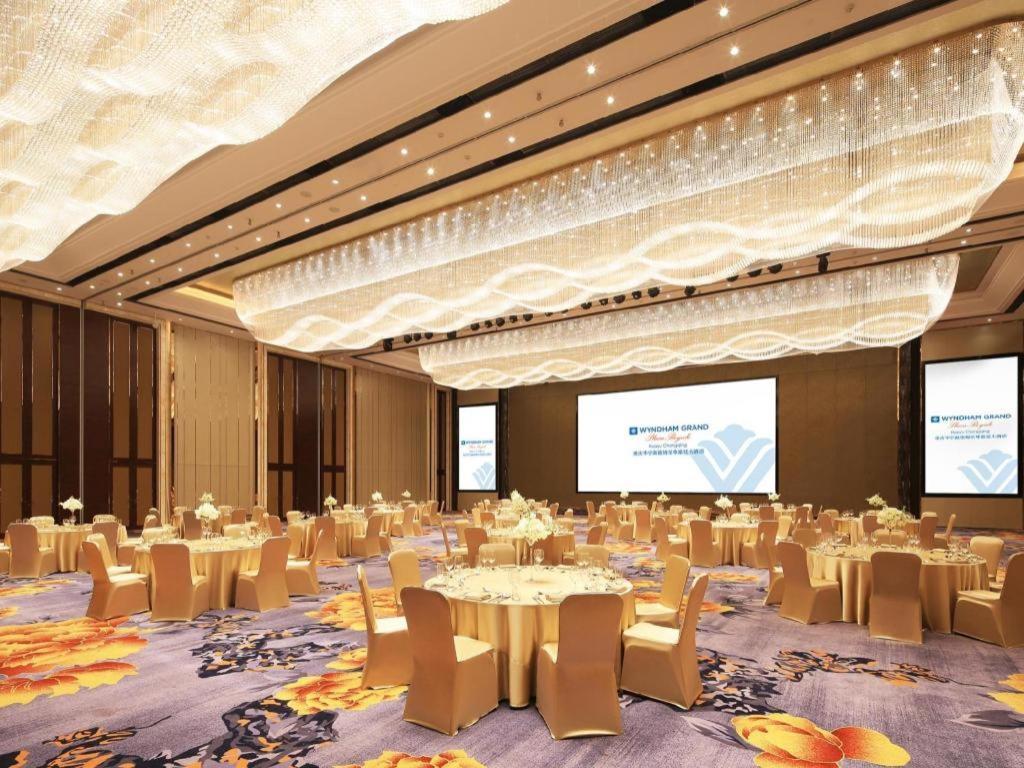 Wyndham Grand Plaza Royale Huayu Chongqing Hotel Exterior photo